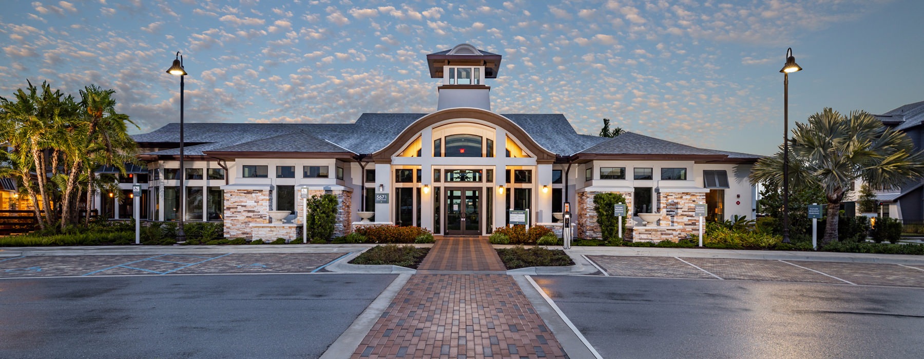 Exterior image of Ridgelake Apartments leasing office.